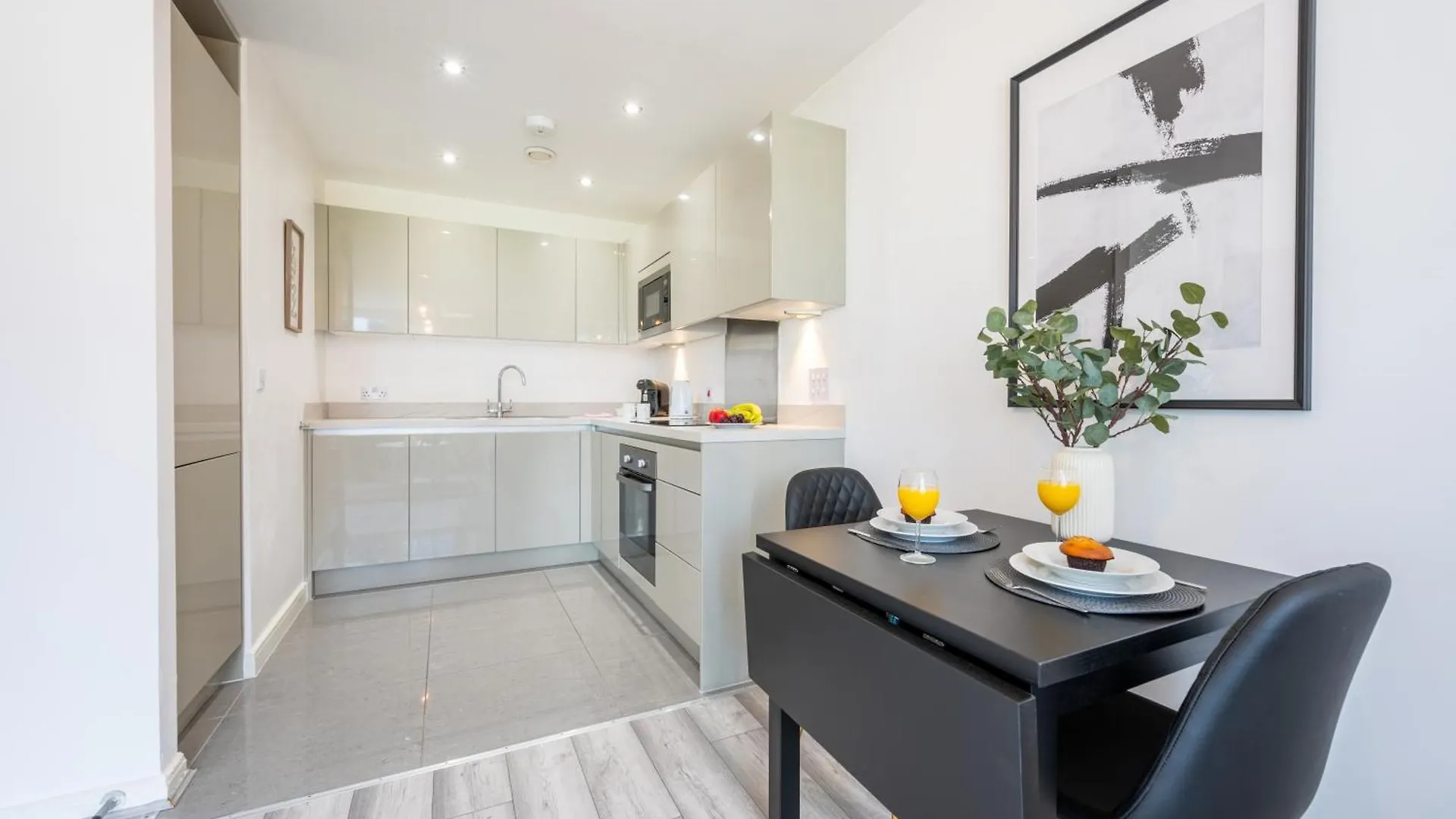 Waterside - Free Parking - Wifi - Great Location Apartment Cardiff 0*,  United Kingdom
